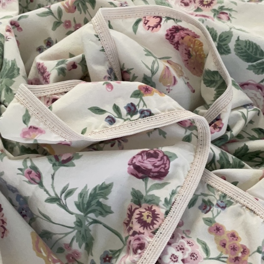 Vintage floral sheets top and bottom. Roses and Ruffles. - Picture 9 of 12